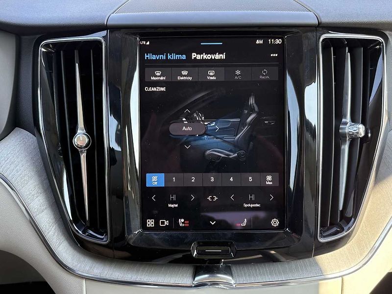 Volvo XC60 PLUS T6 AWD PHEV ACC,BLIS - fotka 15 z 22