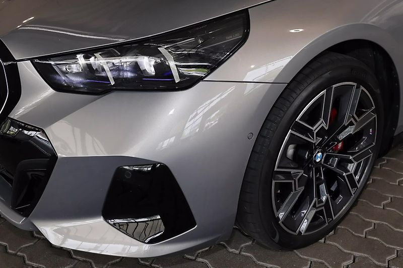 BMW Řada 5 530e xDrive M-Sport - fotka 3 z 9