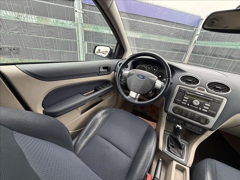 Ford Focus 1.6 Ghia - fotka 8 z 16