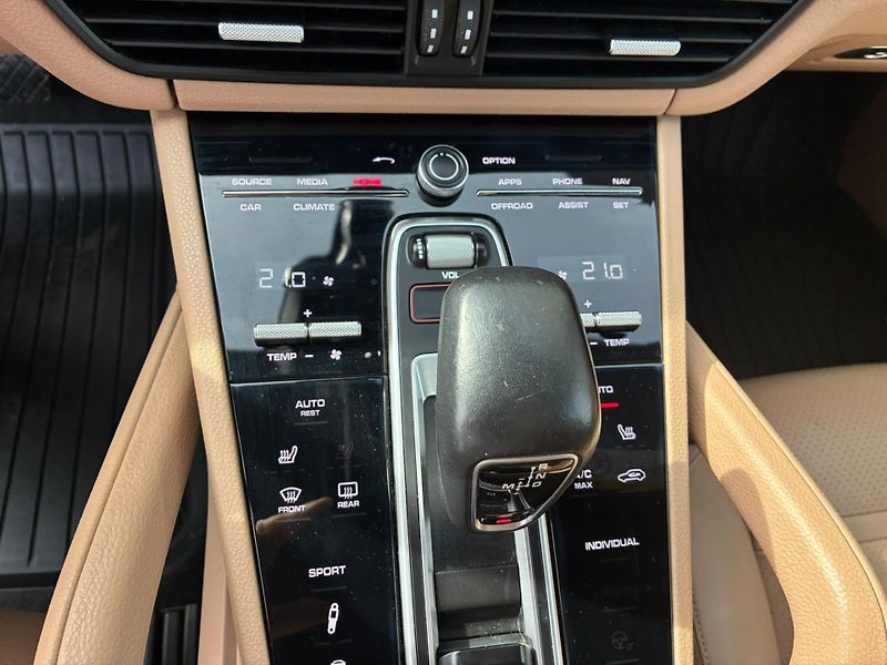 Porsche Cayenne (2019) 3.0, 250KW, 4x4, 360°, KEYLESS - fotka 14 z 38
