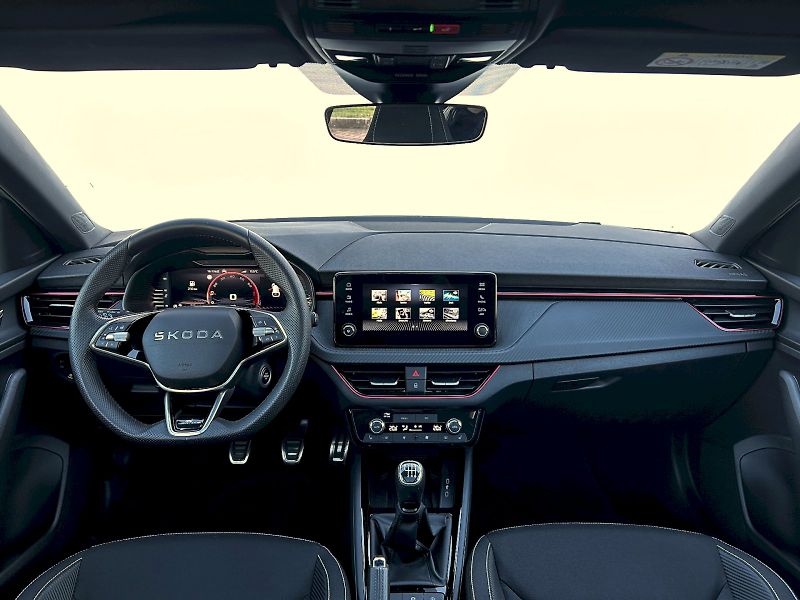 Škoda Scala (2025) 1.0 TSI 85kW MP6 Monte Carlo - fotka 5 z 35