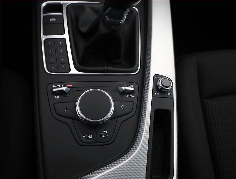 Audi A4 (2017) 2.0 TDI, Navi, Bi-Xenony - fotka 14 z 19