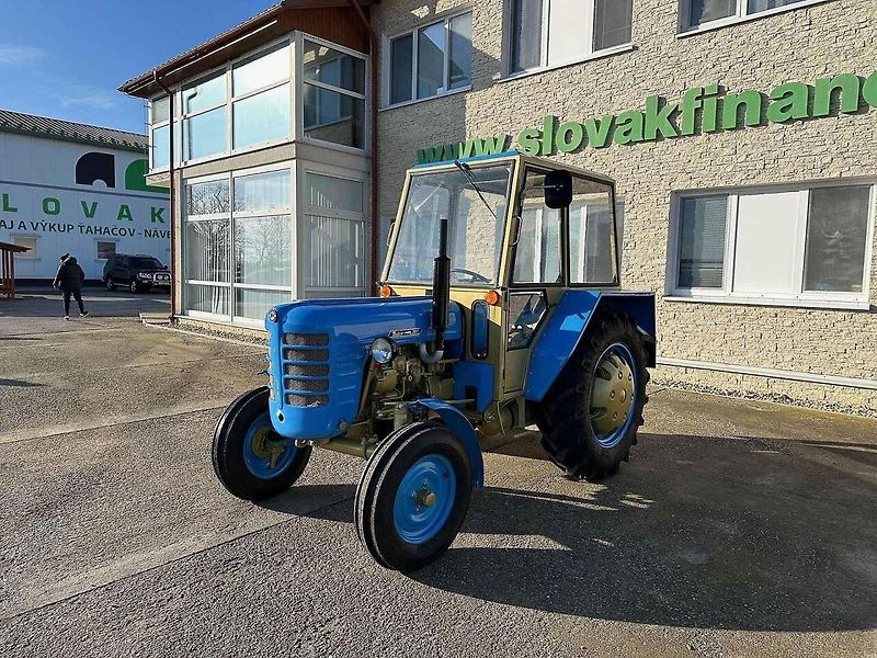 Zetor 3011, vyráběný od roku 1960 (sériově 1962–1967) v Brně, byl průkopnickým modelem unifikované řady československých traktorů.