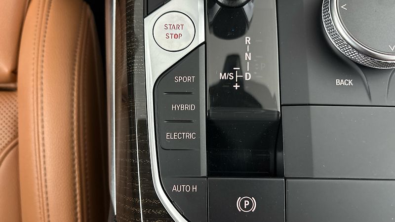 BMW Řada 3 320e AUT Luxury Line - fotka 25 z 27