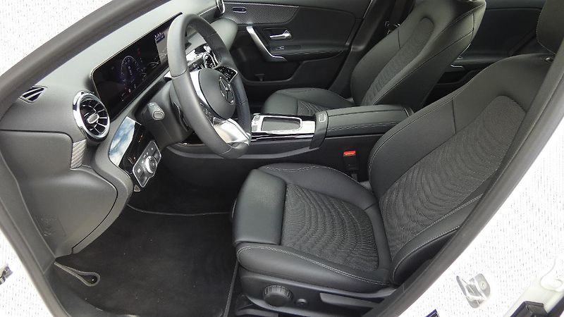 Mercedes-Benz Třídy A 180 Sedan Progessive - fotka 18 z 21