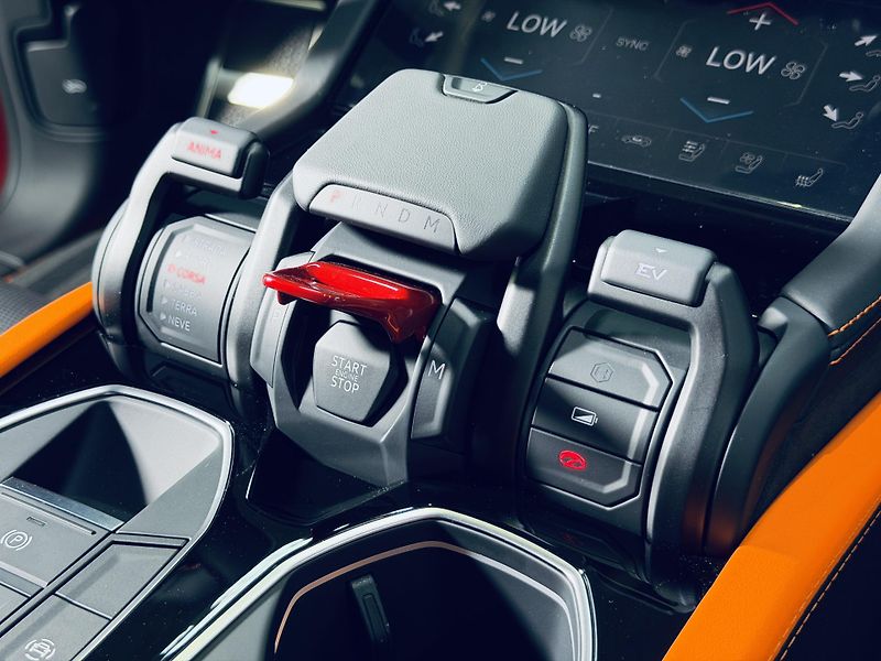 Lamborghini Urus (2026) SE*NOVÉ*ARANCIO XANTO* - fotka 32 z 47