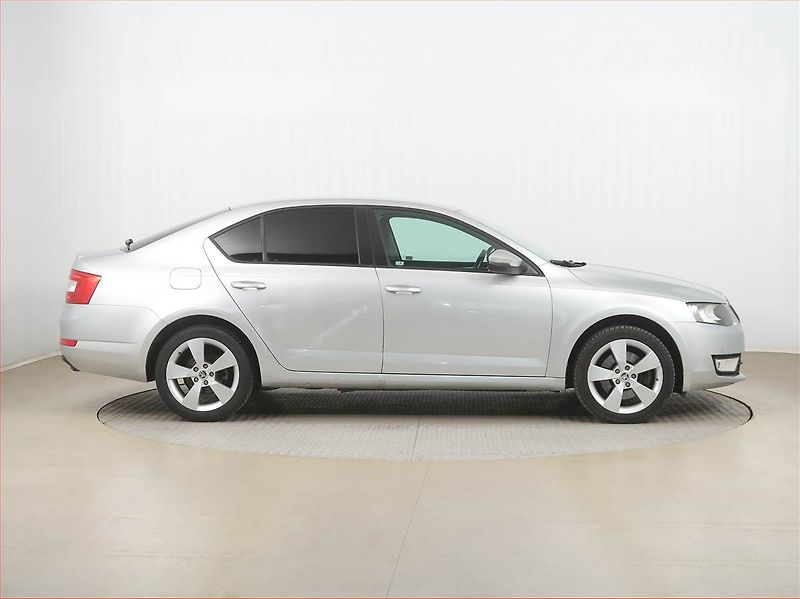 Škoda Octavia (2013) 1.8 TSI, Tempomat - fotka 6 z 17