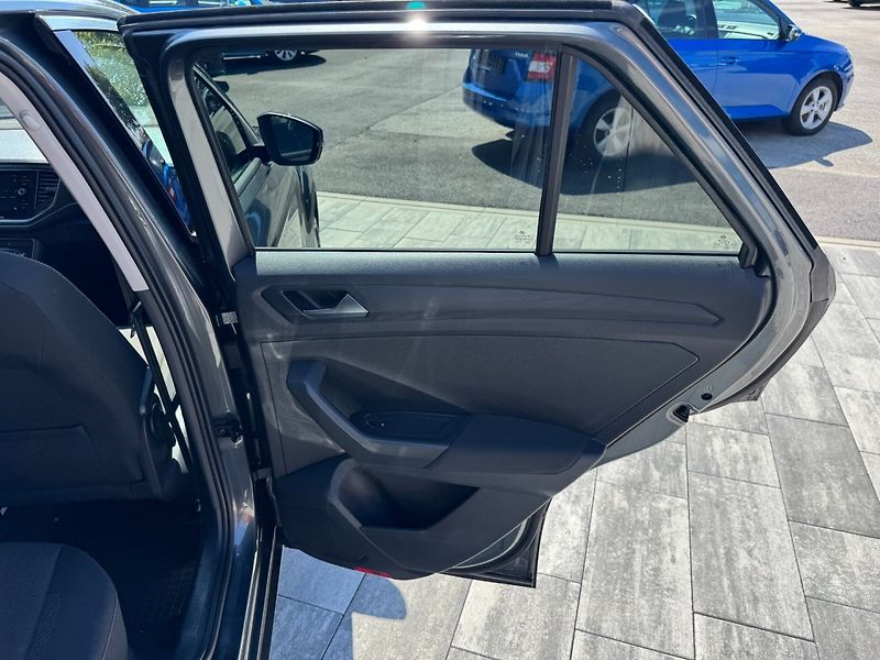 Volkswagen T-Roc (2018) Design 1.0 TSI 85kW - fotka 21 z 35