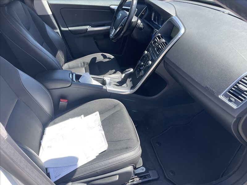Volvo XC60 2,4 D4 Geartronic Kinetic AWD - fotka 13 z 41