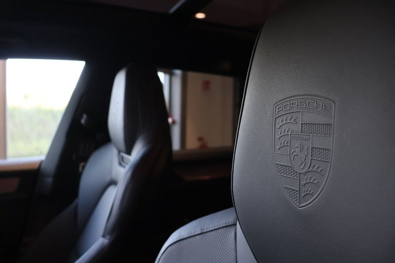Porsche Cayenne Electric Pano HuD Venti HD-Mat - fotka 12 z 22