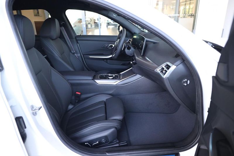 BMW Řada 3 330d xDrive Touring - fotka 13 z 17