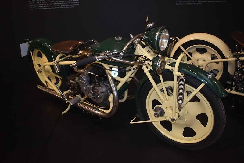 Cestovní z roku 1930.