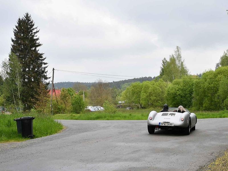 Historická vozidla a motorky projely v sobotu Českým lesem v rámci vyjížďky zvané Po pašeráckých stezkách.