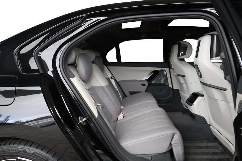 BMW i7 M70 - fotka 6 z 38