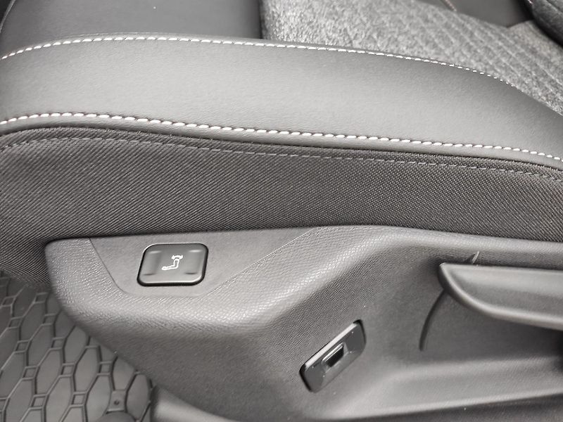 Peugeot 3008 (2026) Business 1.2 HYBRID 145k AUT6 - fotka 27 z 28