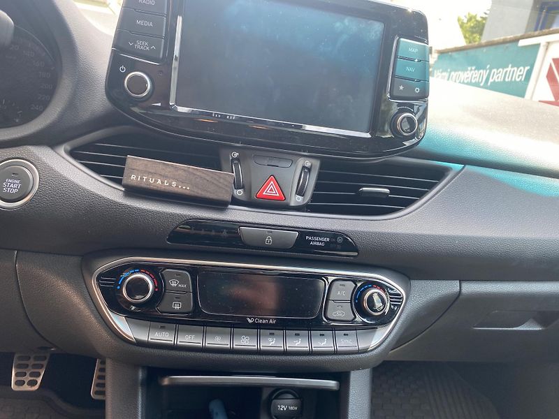 Hyundai i30 1.4 - PREMIUM - NÍZKÉ KM - fotka 14 z 16