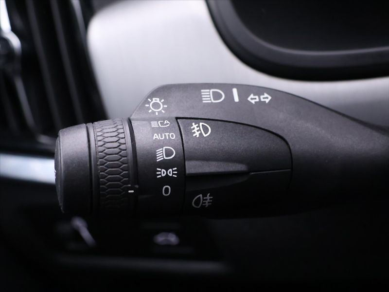 Volvo V90 2,0 D4 140kW Aut. AWD Momentum - fotka 17 z 30