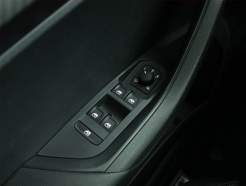 Škoda Karoq (2023) Sportline 1.5 TSI - fotka 16 z 16