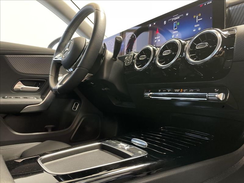 Mercedes-Benz CLA 180d Shooting Brake Progressiv - fotka 16 z 21