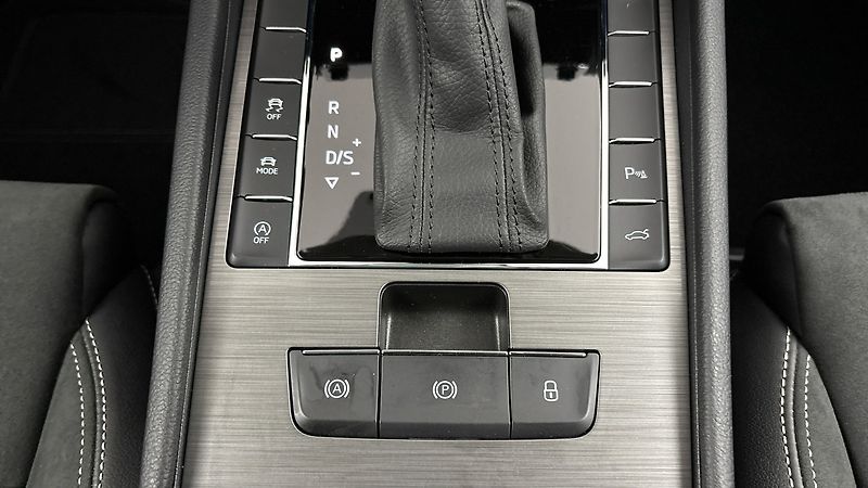 Škoda Superb 2.0 TDI DSG 4x4 Style Combi - fotka 25 z 31