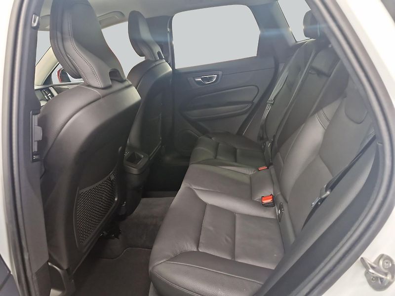 Volvo XC60 B5 AWD Plus Dark - fotka 10 z 15