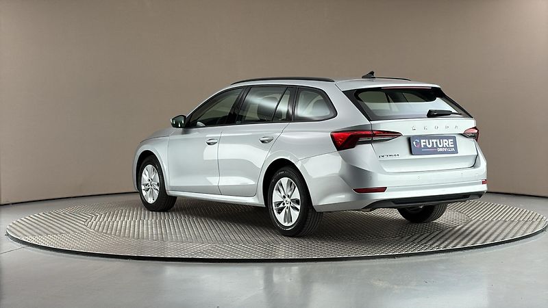 Škoda Octavia 2.0 TDI Ambition Combi - fotka 2 z 24