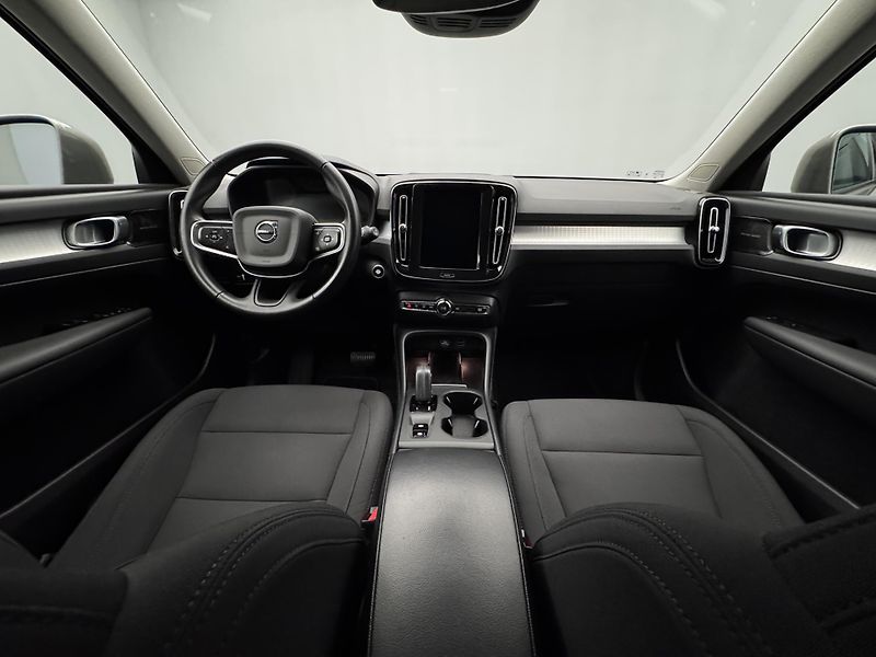 Volvo XC40 B4 MOMENTUM AUT  - fotka 2 z 47