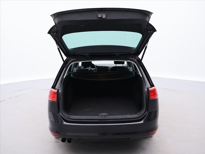 Volkswagen Golf 1,4 TSI 92kW Cup 1.Maj Navi - fotka 9 z 33