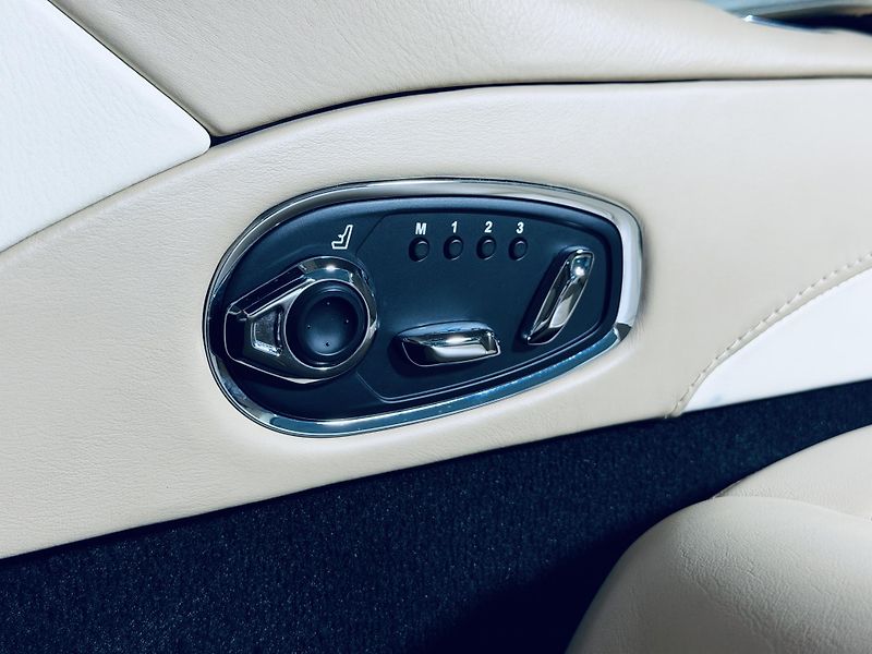 Aston Martin DB11 (2017) V12*5.2*B&O*360*TOP - fotka 26 z 43