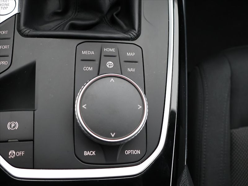 BMW Řada 3 Touring 2,0 320d 140kW CZ DPH - fotka 26 z 35