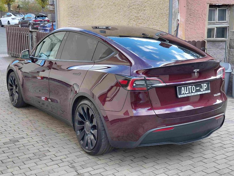 Tesla Model Y AWD PERFORMANCE - fotka 5 z 11