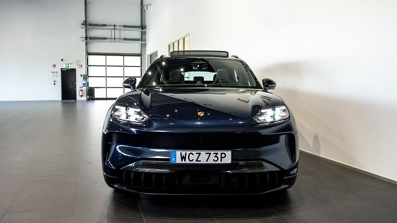 Porsche Cayenne Electric HuD Pano Display spol - fotka 2 z 18