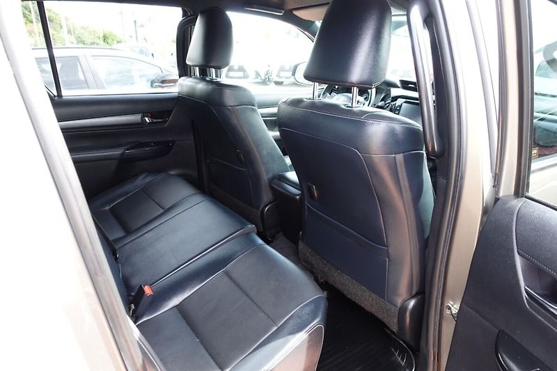 Toyota Hilux 2.8D4-D 6AT Invincible + Sport - fotka 13 z 33