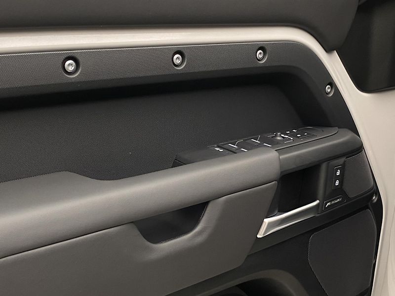 Land Rover Defender 110 D350 X-Dynamic HSE - fotka 26 z 59