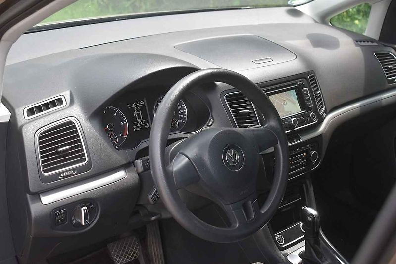 Tento Volkswagen Sharan je deset let starý. Nevypadá na to
