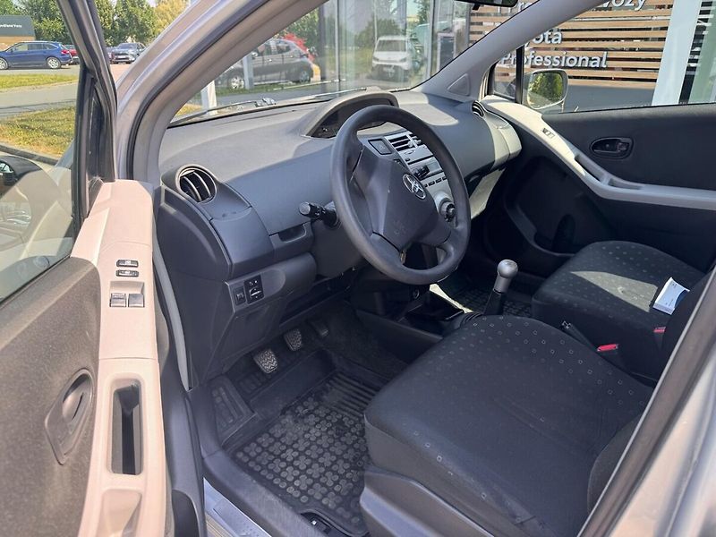 Toyota Yaris 1.3 - fotka 9 z 13