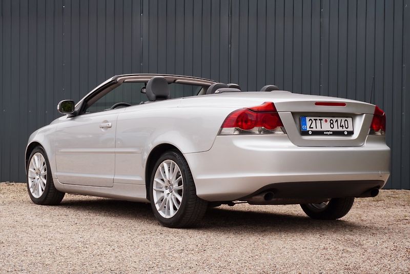 Volvo C70 2.4 D5 MOMENTUM - fotka 15 z 34