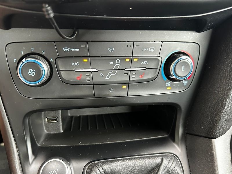 Ford Focus 1,6 i 16V 77kW-CZ-1 MAJITEL!! - fotka 23 z 32