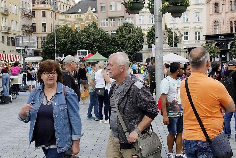 Historická kolona vozidel projela v sobotu odpoledne brněnským náměstím Svobody.
