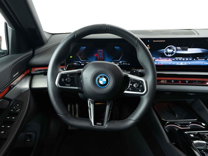 BMW Řada 5 550e xDrive - fotka 13 z 22