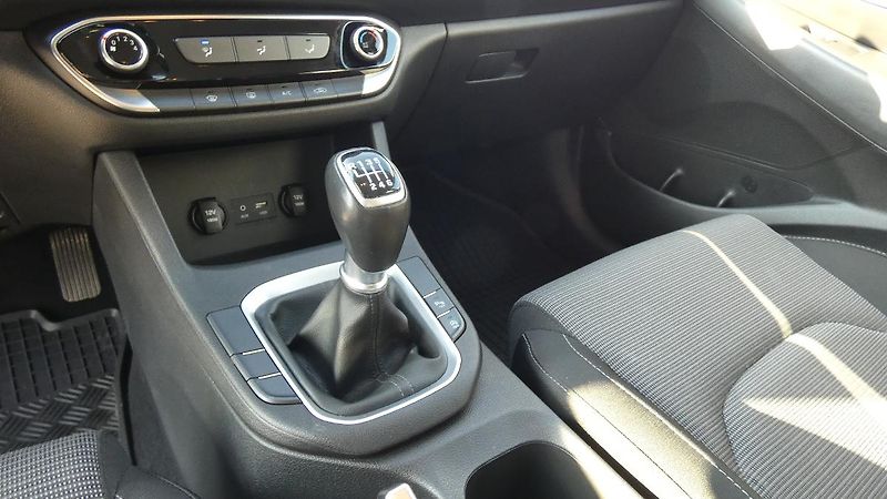 Hyundai i30 Kombi 1,0 T-GDI Trikolor - fotka 6 z 23