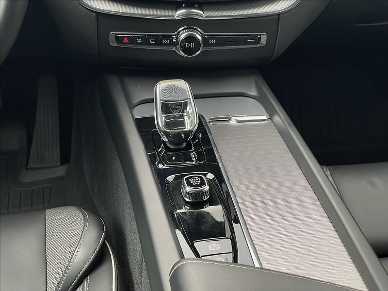Volvo XC60 2,0 B4 A8 Ultimate Dark - fotka 11 z 23