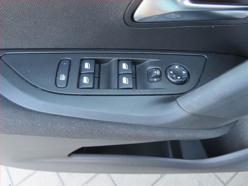 Peugeot 2008 (2020) 1.2 PureTech, Navi, Tempomat - fotka 16 z 20