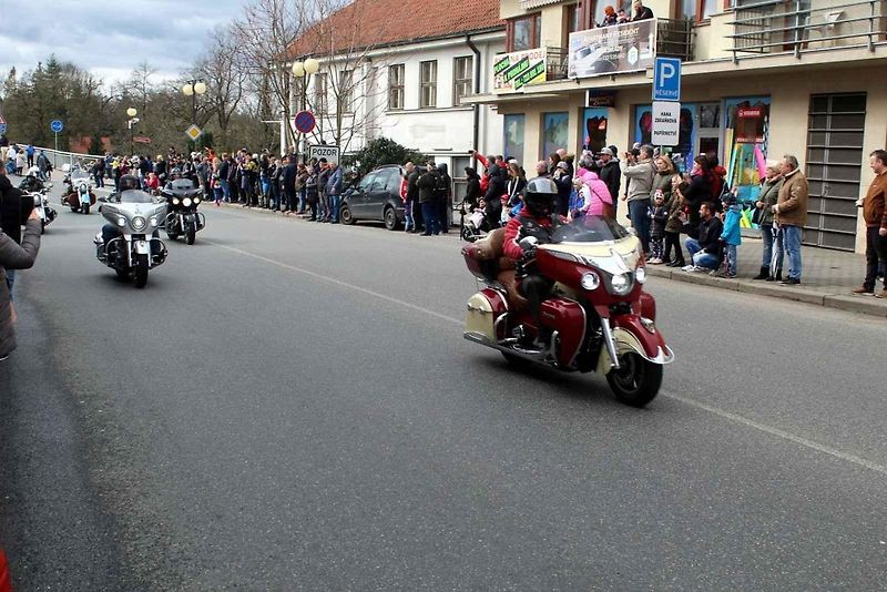 Z příjezdu spanilé jízdy motocyklů do Poděbrad.