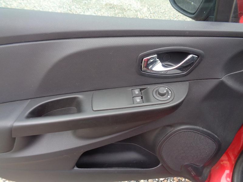 Renault Clio 0,9 0.9 TCI - fotka 12 z 15