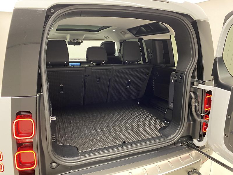 Land Rover Defender 110 P400 HSE AWD AUT REZERVACE - fotka 6 z 49