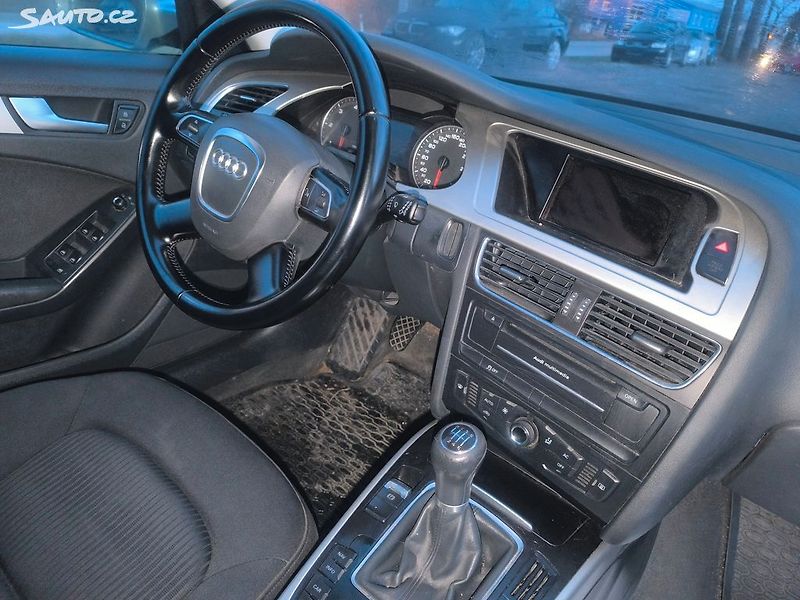 Audi A4 KRÁSNÁ,130KM,SERVISKA,1MAJITEL - fotka 8 z 24