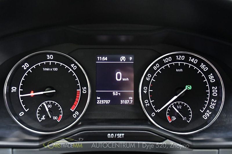 Škoda Superb 2.0TDi DSG TAŽNÉ CANTON - fotka 33 z 58