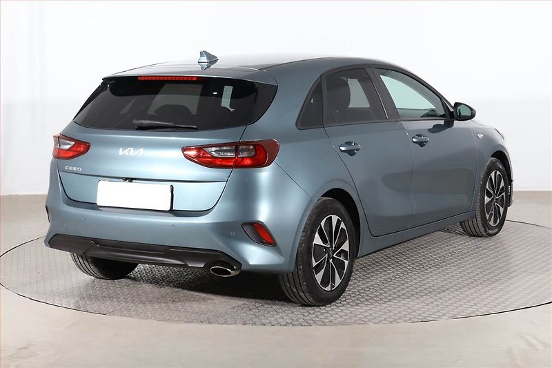 Kia Ceed (2024) Silver 1.5 T-GDI, Serv.kniha - fotka 4 z 19