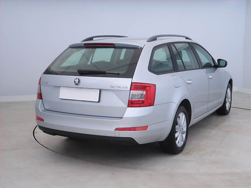 Škoda Octavia (2013) Ambition 1.6 TDI, Serv.kniha - fotka 5 z 13